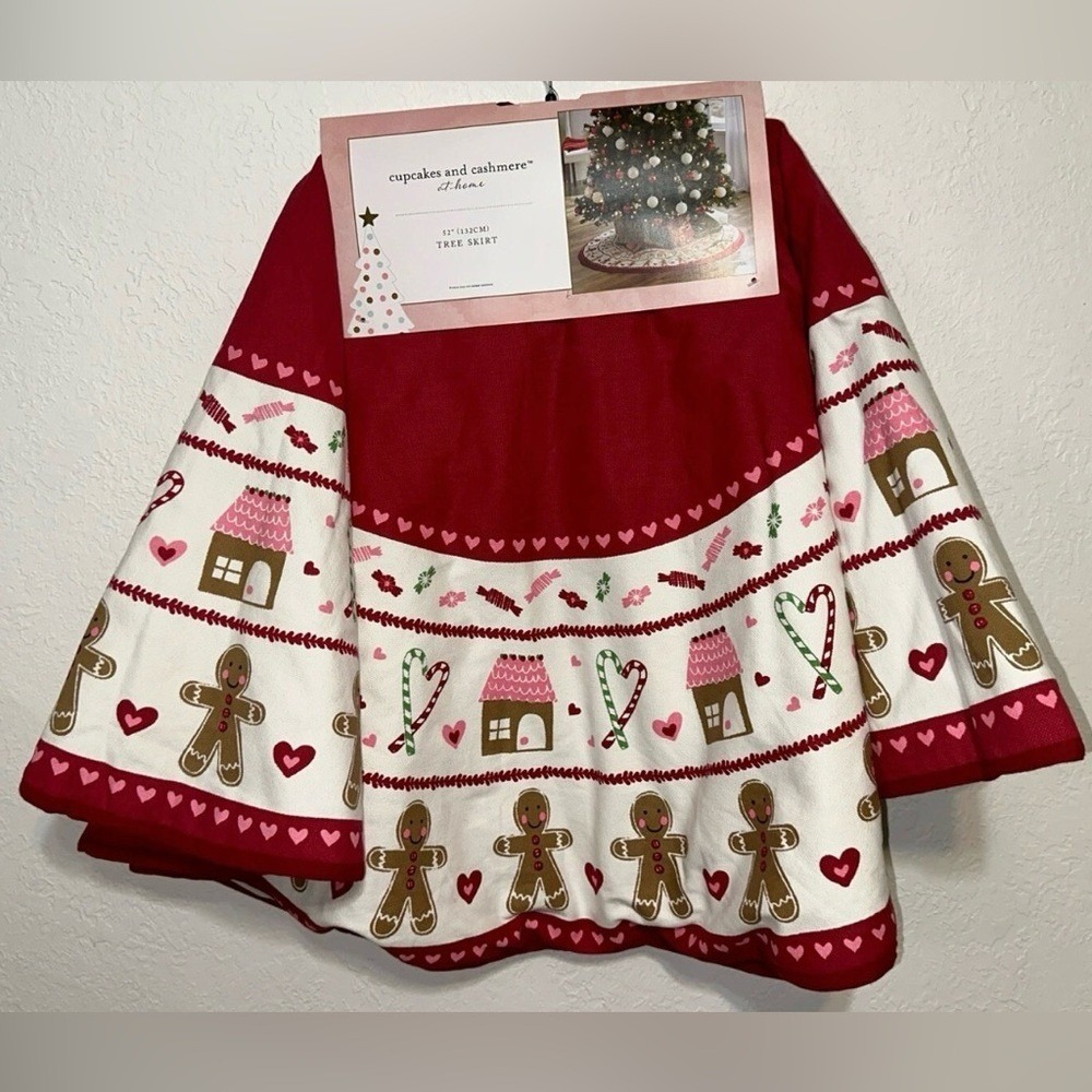 Cupcakes and Cashmere Gingerbread Man Christmas Tree Skirt 52 Inch‎ Red White